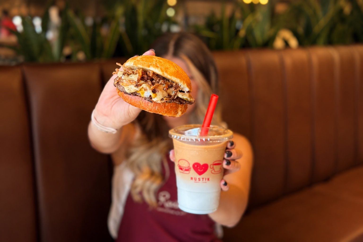 Burger y bebida de Rustik Burgers & Kaffee en Apopa