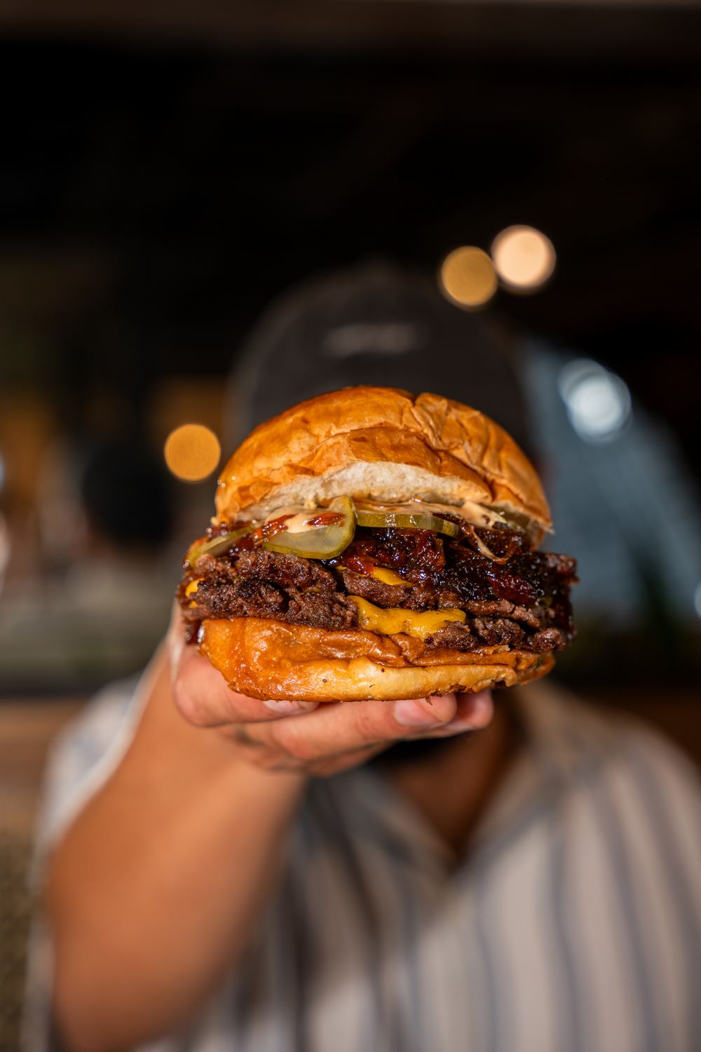 Smash burger de Rustik con doble carne y queso americano