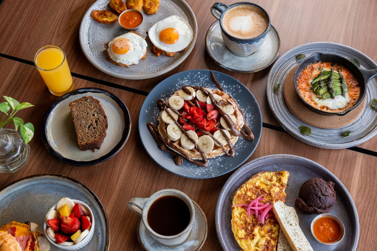 Mesa de desayunos de Rustik Burgers & Kaffee en Apopa: waffle de Nutella, El Típico, omelette y café